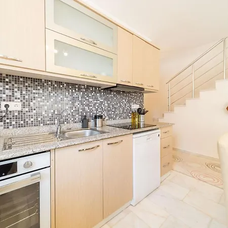 Astonishing Villa With 3 Shared Pools In Alanya Antalya Vilă *